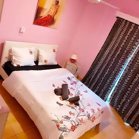 Front * لارنكا