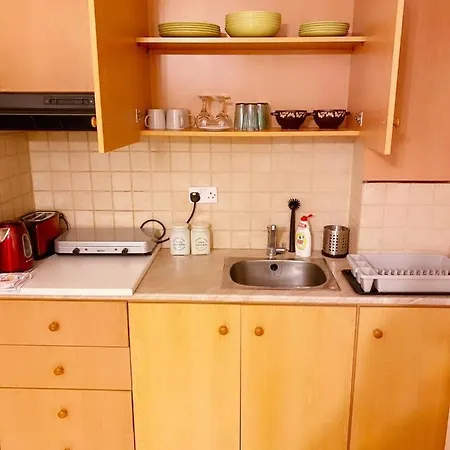 Front * لارنكا